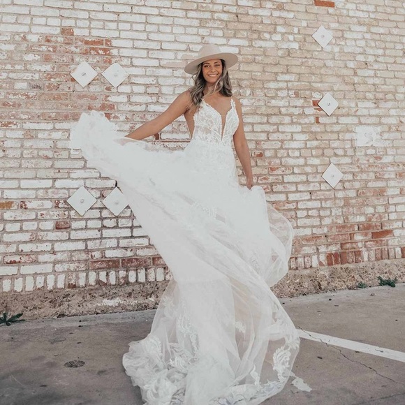 Elegant White Lace Wedding Dress - Picture 6 of 8